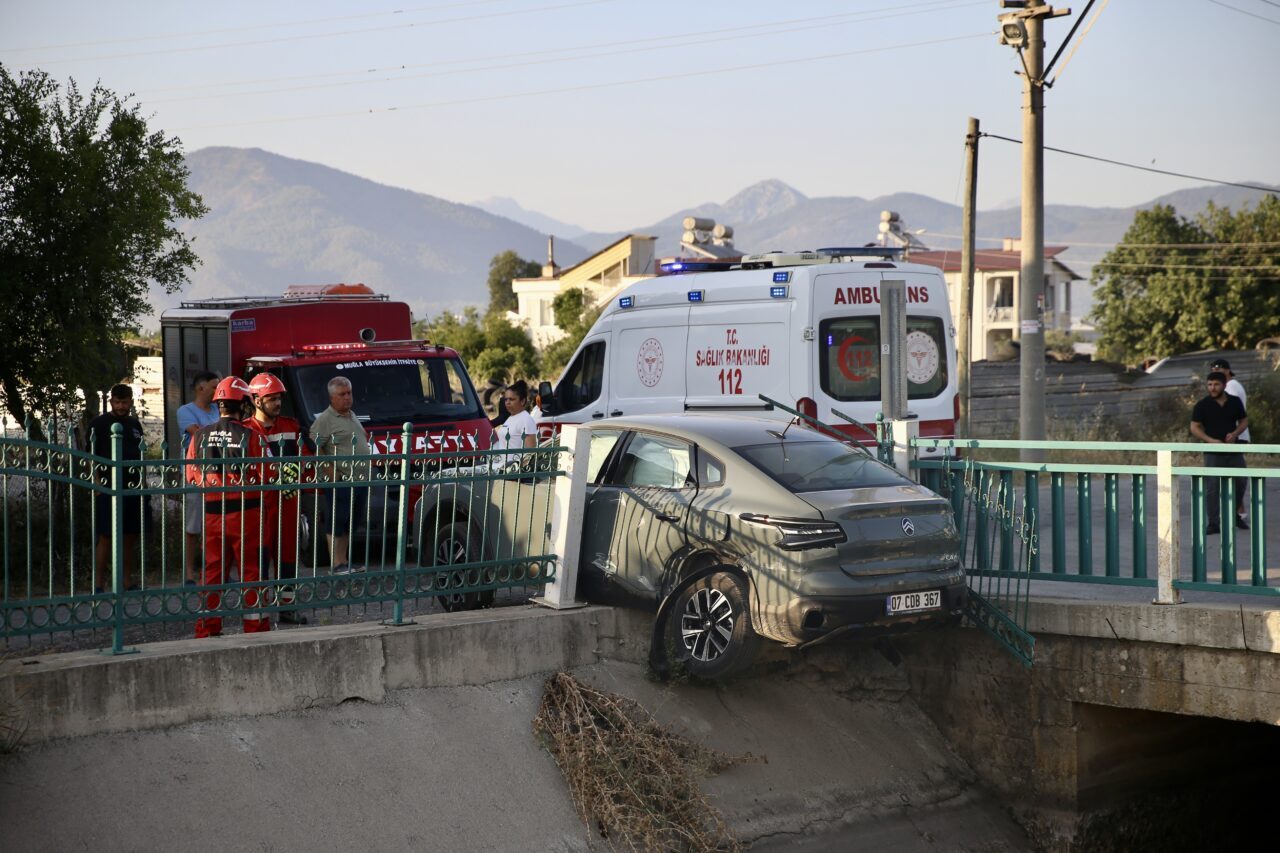  Muğla'nın Fethiye ilçesinde iki otomobilin çarpışması sonucu 3 kişi yaralandı.