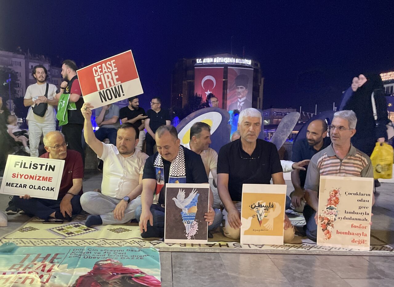 Aydın'ın Efeler ilçesinde oturma eylemi yapan bir grup, İsrail'in Gazze'ye