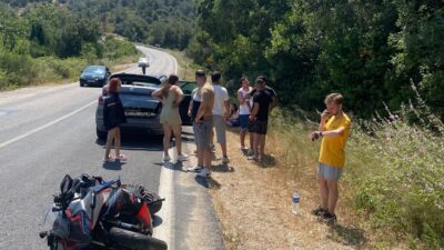 İzmir'in Foça ilçesinde otomobil ile motosikletin çarpışması sonucu 2 kişi