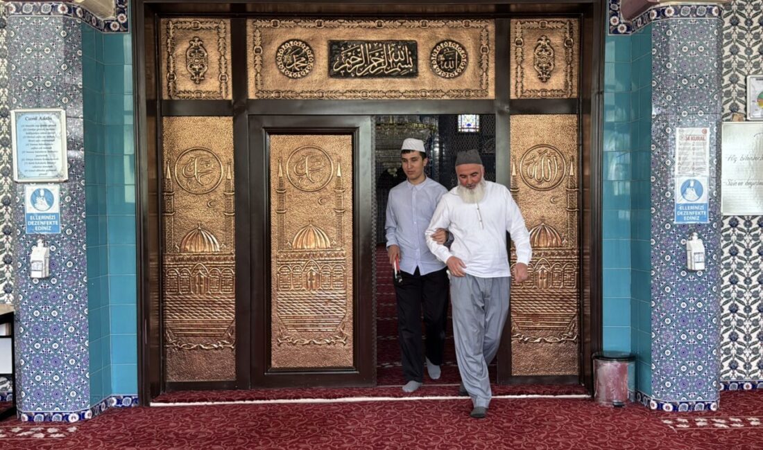 Afyonkarahisar'da Braille alfabesiyle hazırlanan eğitim materyaliyle Kur'an-ı Kerim'i ezberleyen 17