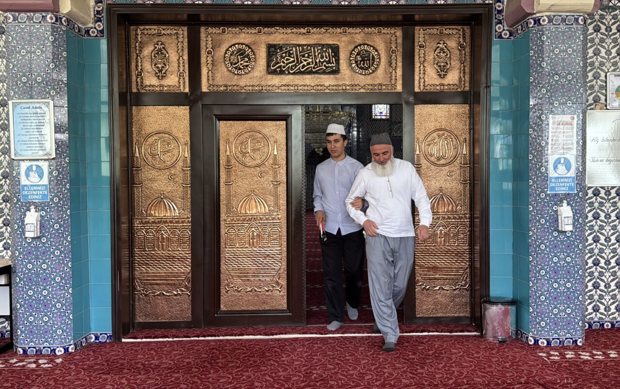Afyonkarahisar'da Braille alfabesiyle hazırlanan eğitim materyaliyle Kur'an-ı Kerim'i ezberleyen 17