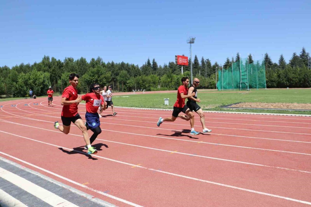Eskişehir’de gerçekleştirilen ’Görme Engelliler Atletizm Türkiye Şampiyonası’ müsabakaları devam ediyor.