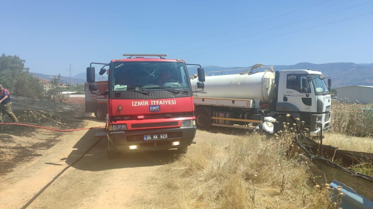  İzmir'in Torbalı ilçesinde çıkan orman yangını havadan ve karadan müdahaleyle