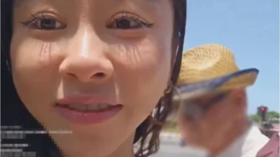 Kadıköy’de sosyal medya üzerinden canlı yayın yapan Güney Koreli kadını