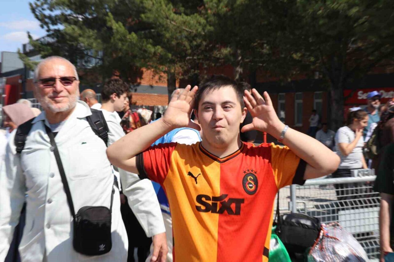  Eskişehir’e kutsal topraklardan ilk hacı kafilesi uçakla döndü. Hasan Polatkan