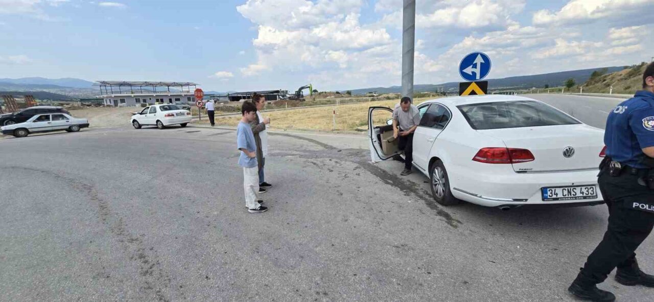 Kütahya’nın Hisarcık ilçesinde iki otomobilin çarpışması sonucu meydana gelen trafik