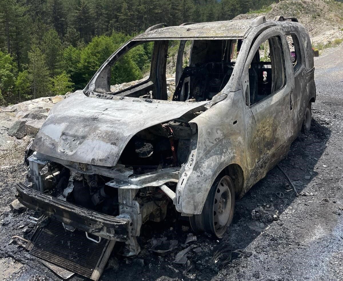 Kütahya’nın Hisarcık ilçesinde seyir halindeki otomobilde çıkan yangın itfaiye ekiplerinin