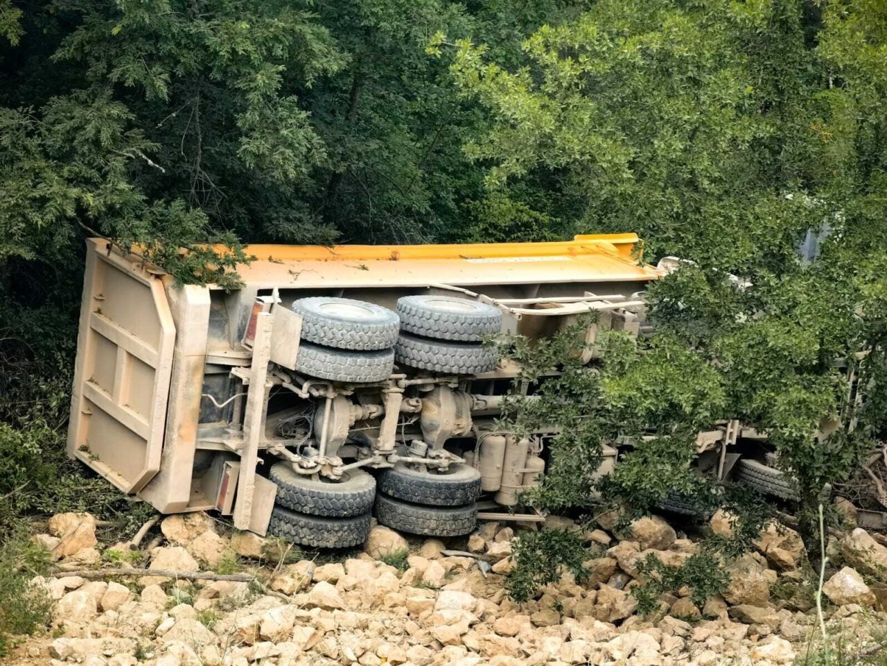 Bilecik’in Osmaneli ilçesinde hızlı tren inşaatında çalışan hafriyat kamyonunun devrilmesi