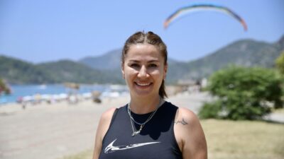 Ankara’da yaşarken hobi olarak başladığı yamaç paraşütü pilotluğunu mesleğe dönüştüren