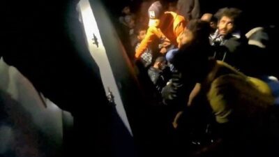 İzmir’in Çeşme ilçesi açıklarında 5’i çocuk 23 düzensiz göçmen yakalandı.