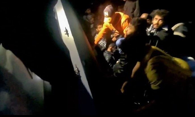 İzmir’in Çeşme ilçesi açıklarında 5’i çocuk 23 düzensiz göçmen yakalandı.