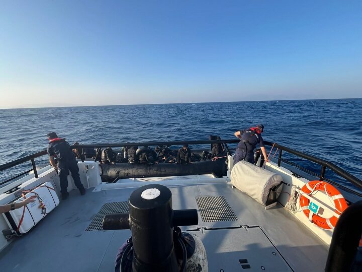 İzmir’in Foça ilçesi açıklarında 41 düzensiz göçmen kurtarıldı. Sahil Güvenlik
