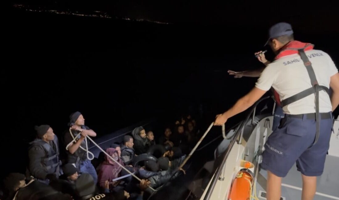  İzmir'in Çeşme ilçesi açıklarında 1'i çocuk 42 düzensiz göçmen kurtarıldı.