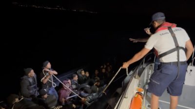  İzmir'in Çeşme ilçesi açıklarında 1'i çocuk 42 düzensiz göçmen kurtarıldı.