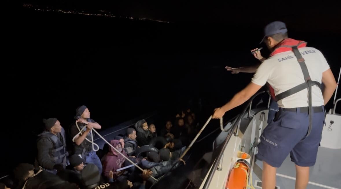  İzmir'in Çeşme ilçesi açıklarında 1'i çocuk 42 düzensiz göçmen kurtarıldı.