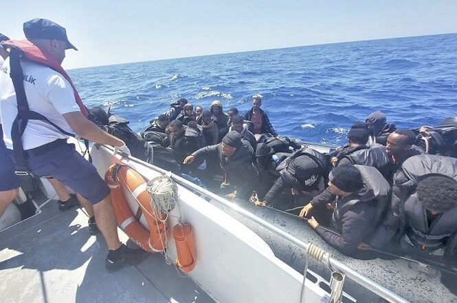 İzmir'in Çeşme ilçesi açıklarında sürüklenen lastik bottaki 1'i çocuk 47