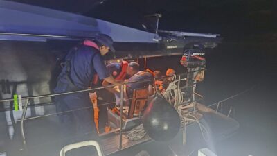 İzmir’in Urla ilçesi açıklarında özel teknesinde rahatsızlanan kişi, sahil güvenlik