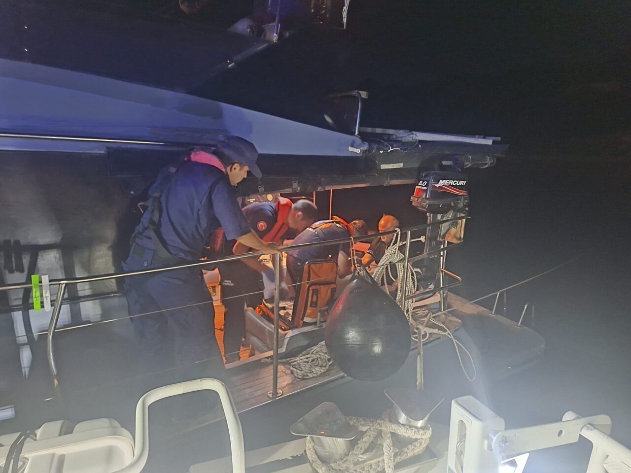 İzmir’in Urla ilçesi açıklarında özel teknesinde rahatsızlanan kişi, sahil güvenlik