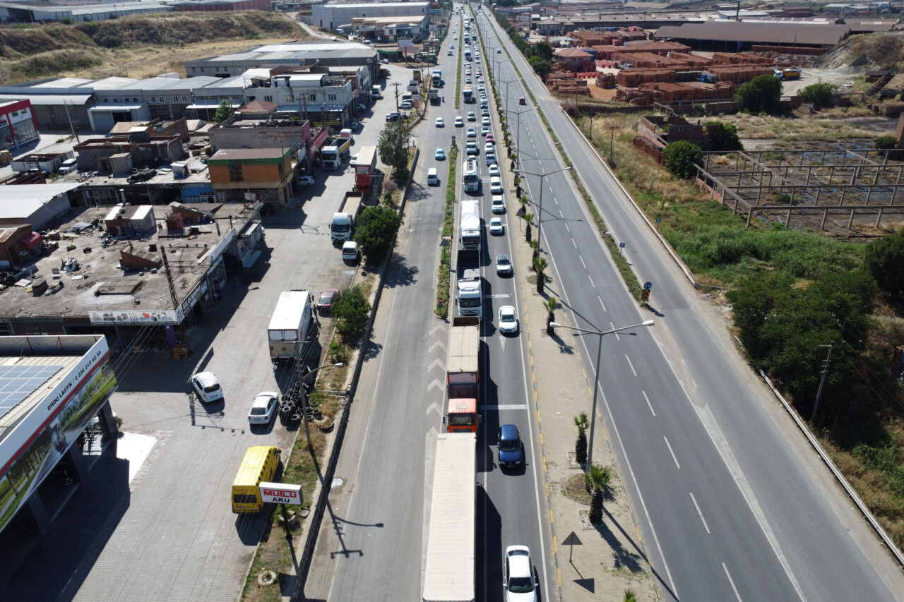 Kurban Bayramı tatili dolayısıyla İzmir-Ankara kara yolunun Manisa güzergahında trafik