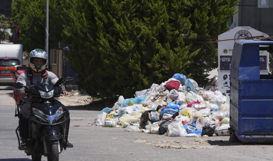  İzmir'in Buca Belediyesinde işçilerin maaşlarını düzensiz aldıkları gerekçesiyle 8