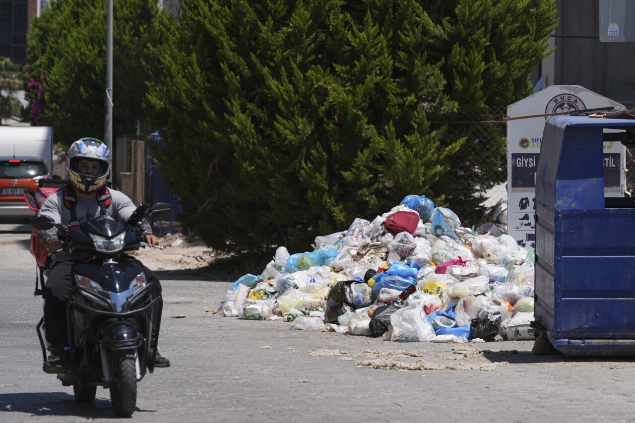  İzmir'in Buca Belediyesinde işçilerin maaşlarını düzensiz aldıkları gerekçesiyle 8