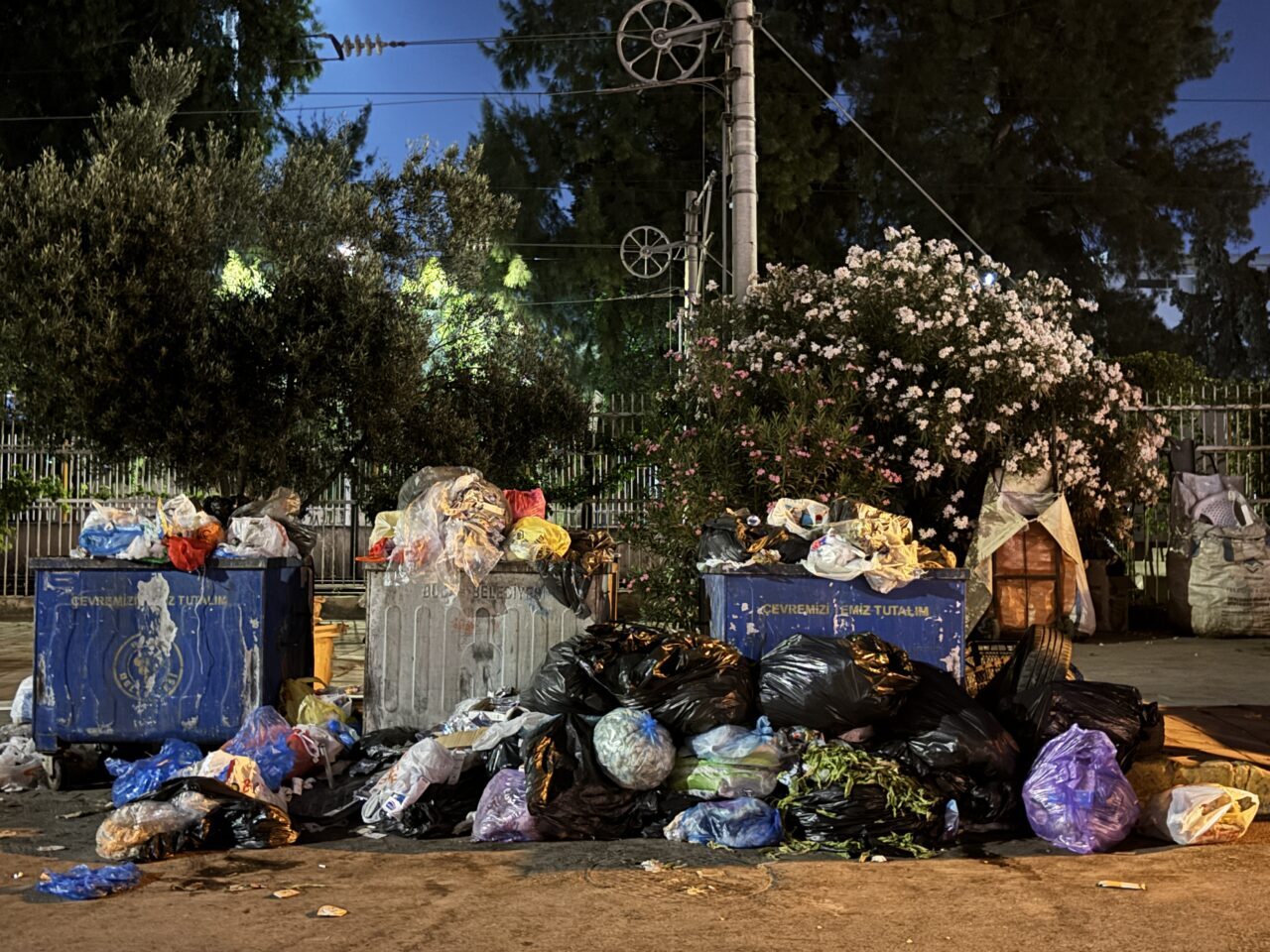  İzmir'in Buca ilçesinde belediye işçilerinin grevi nedeniyle biriken çöp yığınları