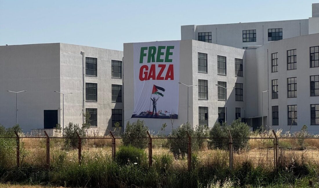 İzmir Katip Çelebi Üniversitesi (İKÇÜ), “Free Gaza” yazılı dev pankartla