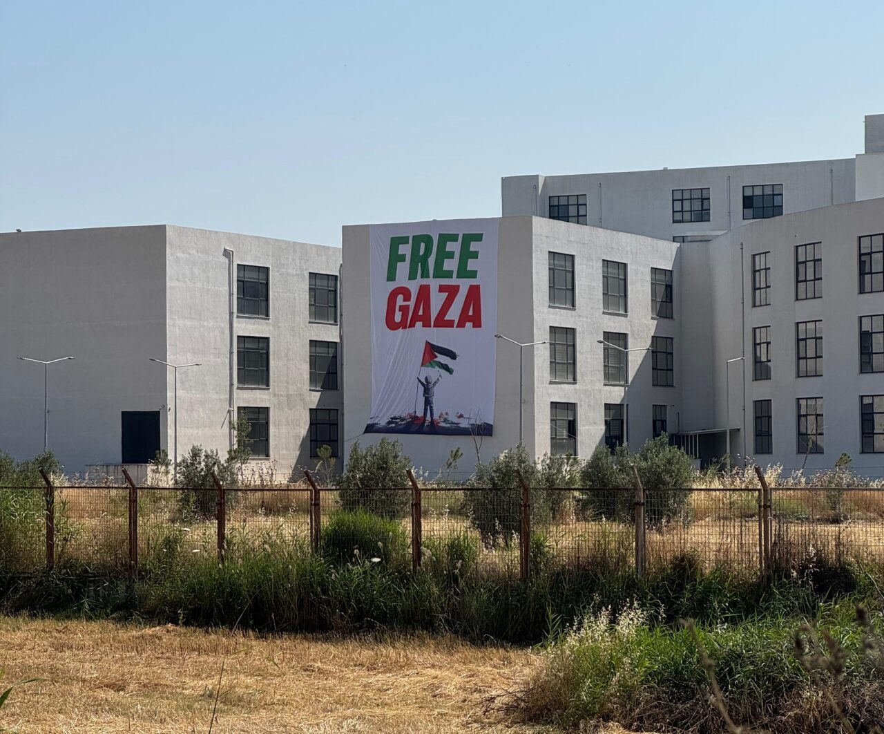 İzmir Katip Çelebi Üniversitesi (İKÇÜ), “Free Gaza” yazılı dev pankartla