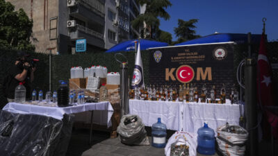 İzmir merkezli 2 ilde düzenlenen sahte içki operasyonunda gözaltına alınan