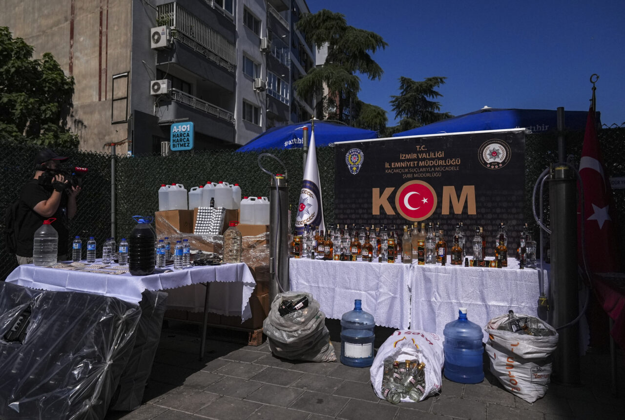 İzmir merkezli 2 ilde düzenlenen sahte içki operasyonunda gözaltına alınan