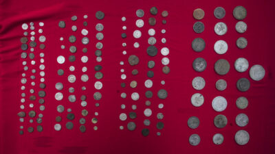 İzmir’de düzenlenen tarihi eser kaçakçılığı operasyonunda, yurt dışına çıkarmak amacıyla