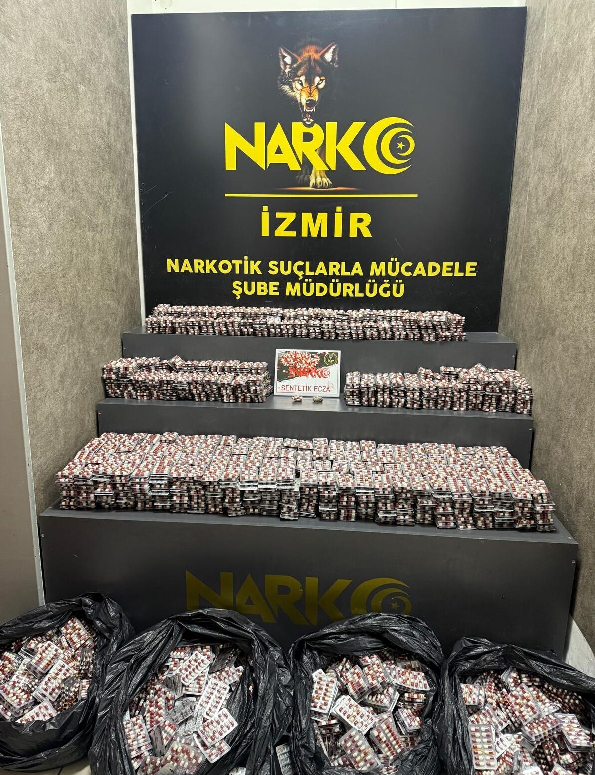 İzmir’de düzenlenen uyuşturucu operasyonunda 79 bin 854 sentetik ecza hapı