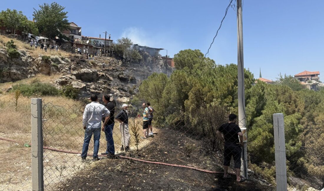 İzmir’in Kemalpaşa ilçesinde ağaçlık alanda çıkan yangında bir ev kullanılamaz