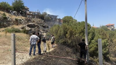 İzmir’in Kemalpaşa ilçesinde ağaçlık alanda çıkan yangında bir ev kullanılamaz