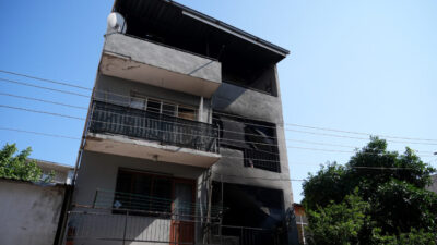  İzmir'in Bayraklı ilçesinde bir apartmanın zemin katındaki dairede çıkan yangın