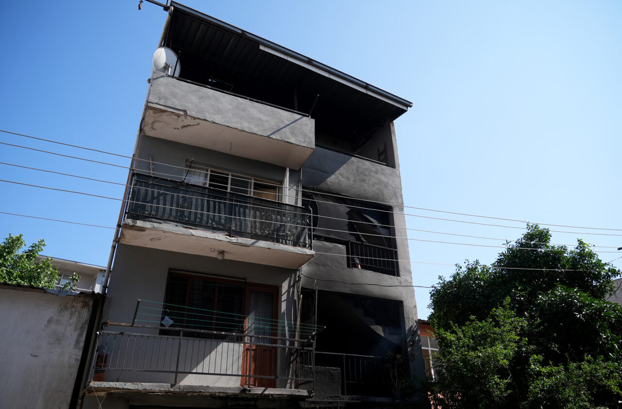  İzmir'in Bayraklı ilçesinde bir apartmanın zemin katındaki dairede çıkan yangın