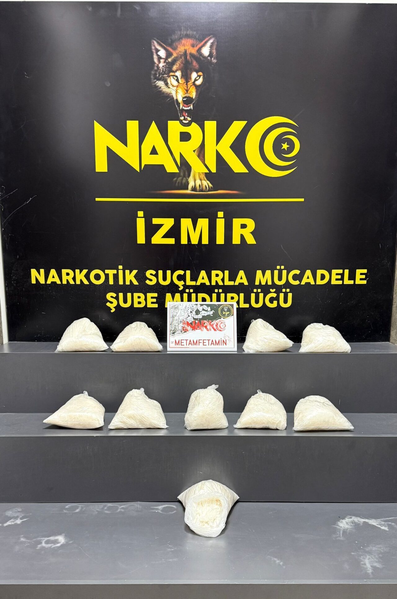 İzmir'in Menemen ilçesinde bir araçta 10 kilo 40 gram sentetik