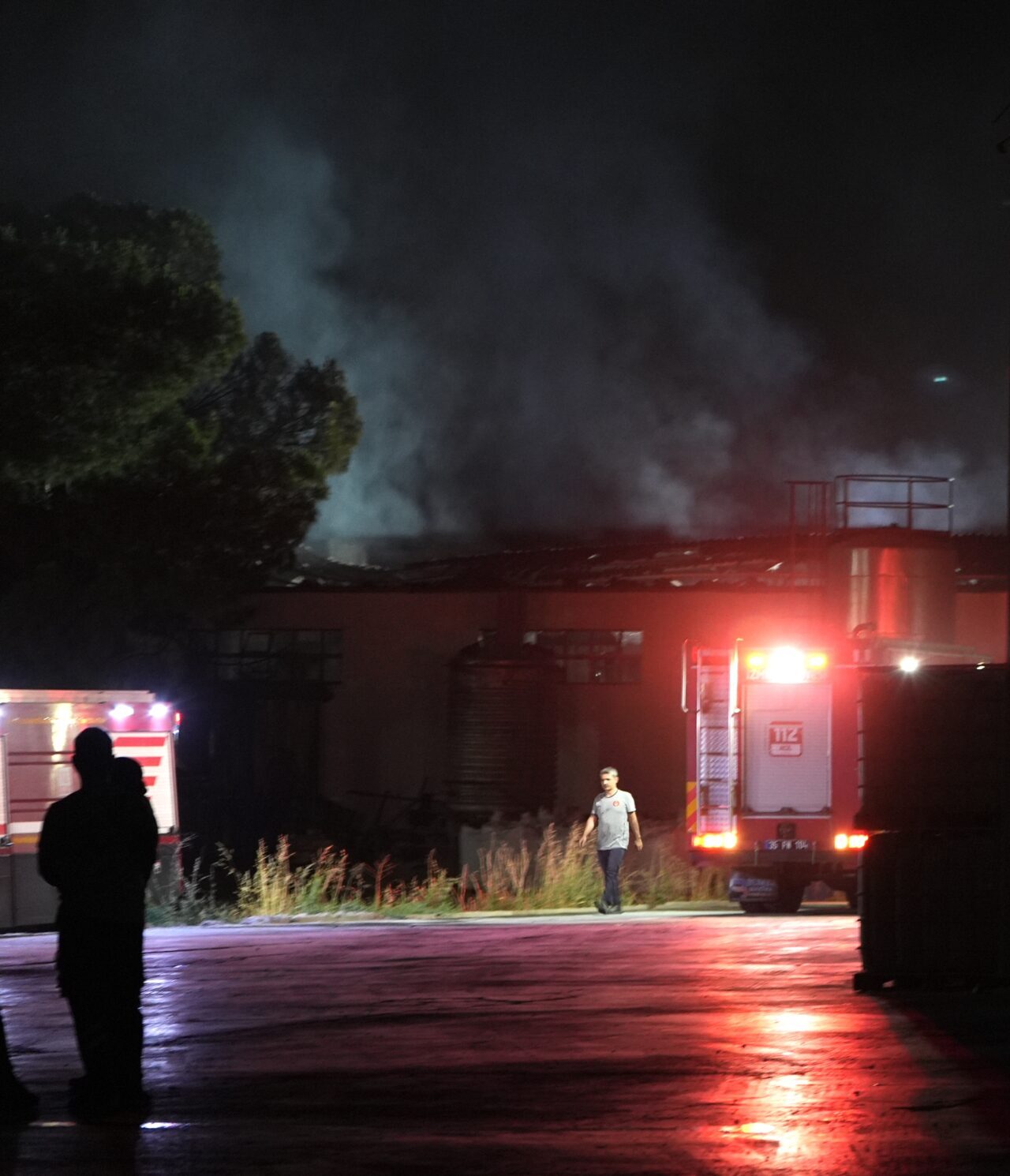 İzmir’in Kemalpaşa ilçesinde cam fabrikasında çıkan yangın, itfaiye ekiplerince söndürüldü.