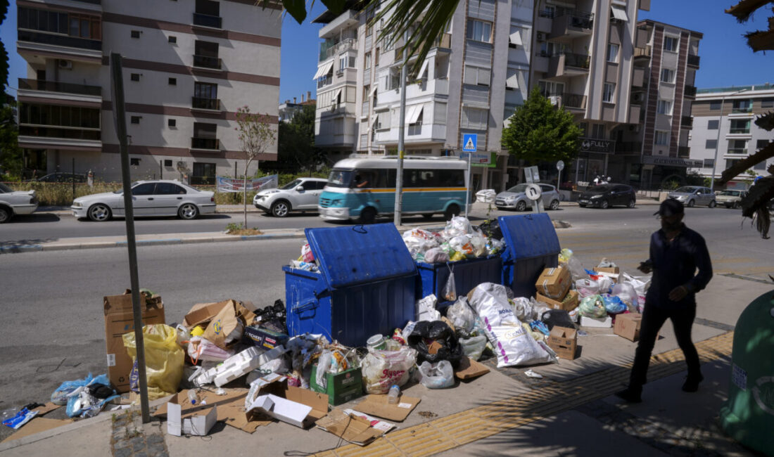 İzmir'in Buca ve Karabağlar belediyelerinde çalışan işçilerin düzenli maaş alamadıkları