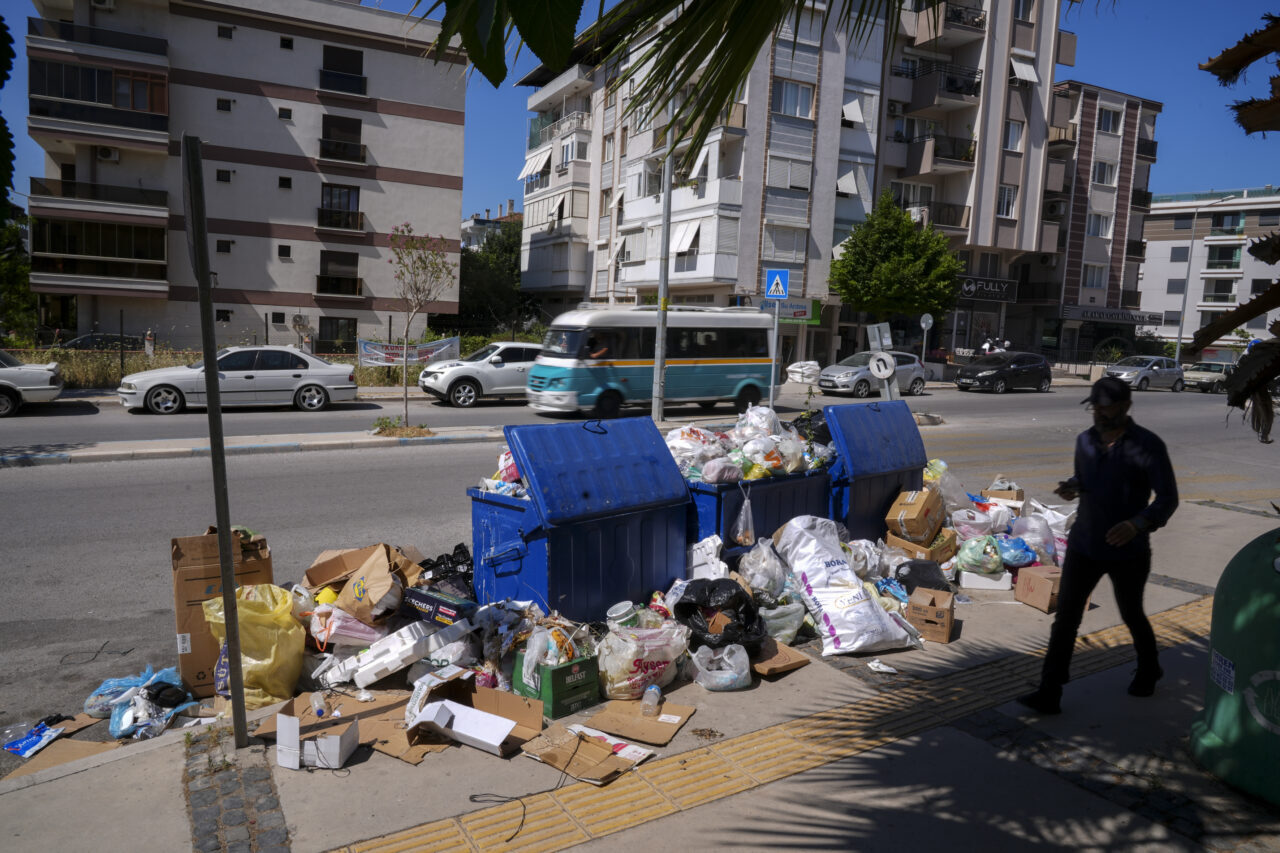 İzmir'in Buca ve Karabağlar belediyelerinde çalışan işçilerin düzenli maaş alamadıkları