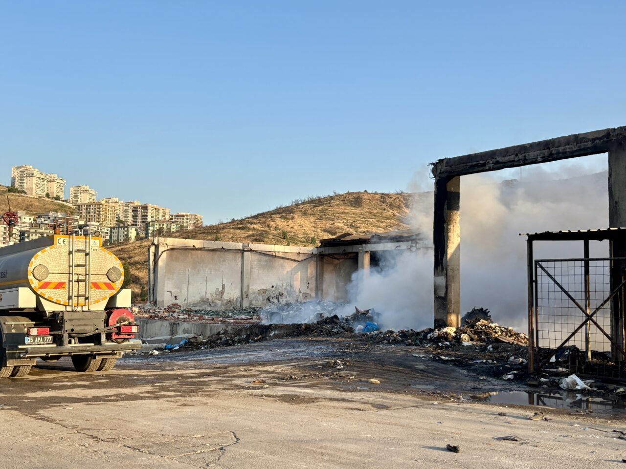 İzmir'in Karşıyaka ilçesinde katı atık bertaraf tesisinde çıkan yangın, itfaiye