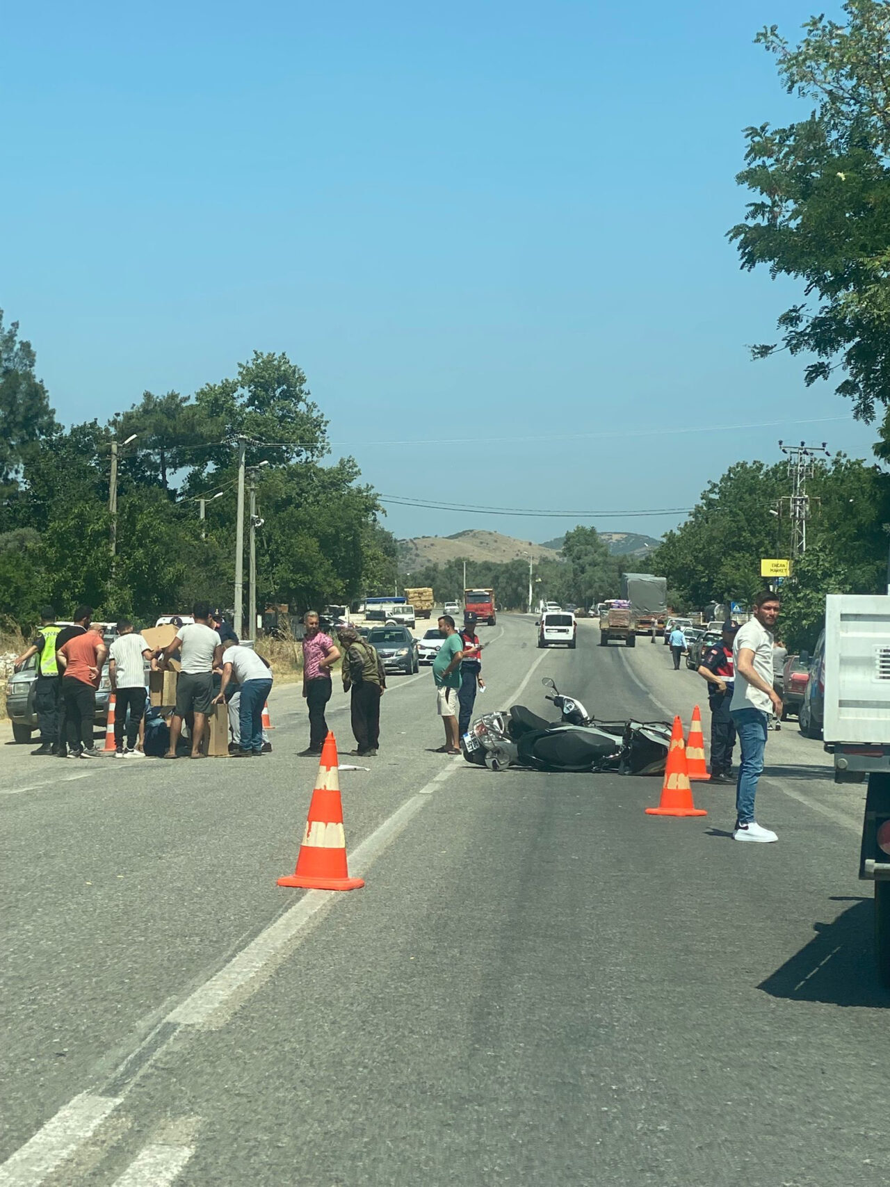  İzmir'in Tire ilçesinde iki motosikletin çarpışması sonucu 3 kişi yaralandı.