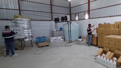 İzmir’de yasa dışı faaliyet gösteren tesiste kaçak alkol üretimi yaptıkları