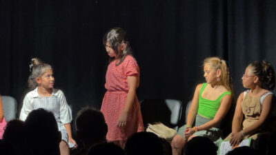 İzmir’de ilkokul öğrencileri yıl sonu etkinlikleri kapsamında tiyatro oyunu sahneye