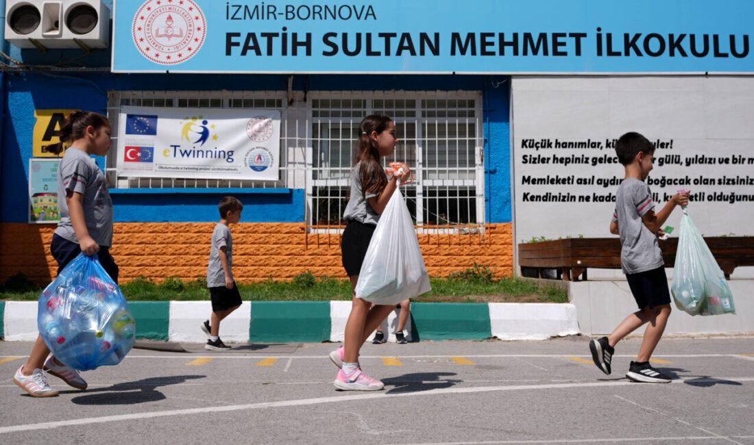 – İzmir’de geri dönüştürülebilir atıkların okullardaki atık getirme noktasında paraya