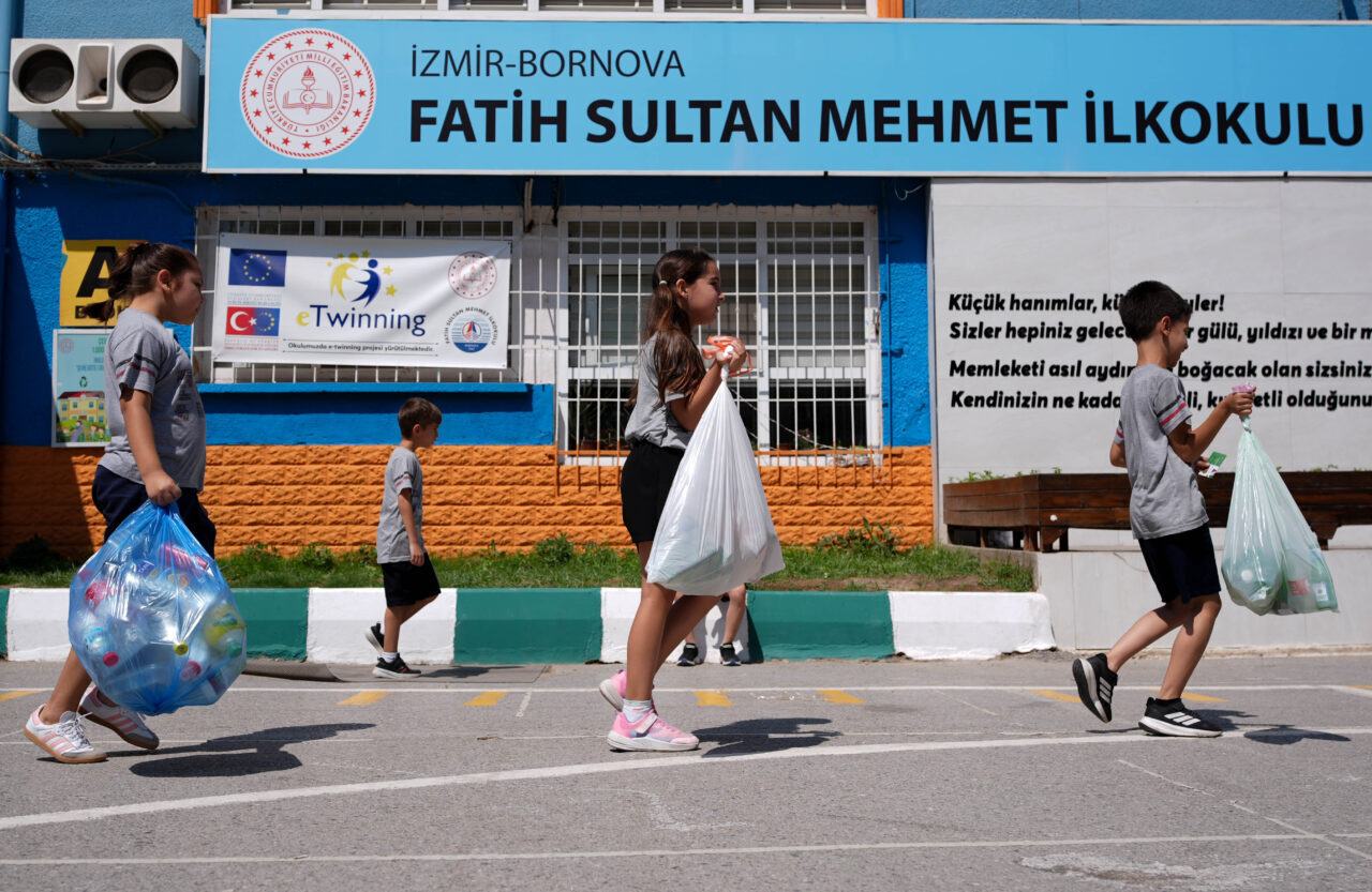 – İzmir’de geri dönüştürülebilir atıkların okullardaki atık getirme noktasında paraya