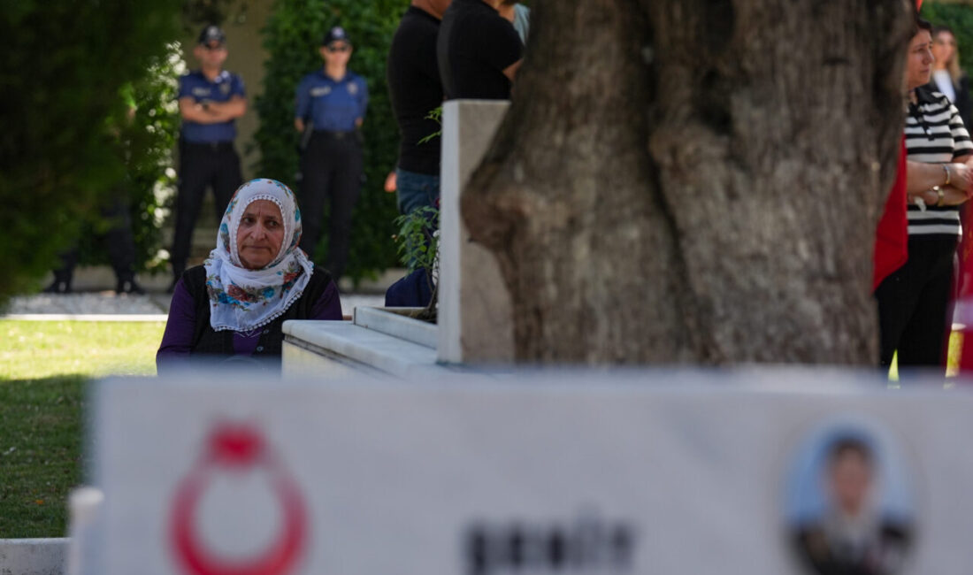 İzmir'de şehit aileleri, Kurban Bayramı arifesinde yakınlarının mezarlarına yaptıkları ziyarette