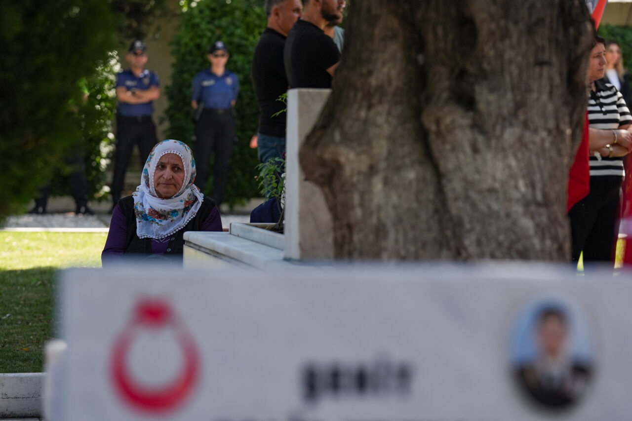 İzmir'de şehit aileleri, Kurban Bayramı arifesinde yakınlarının mezarlarına yaptıkları ziyarette