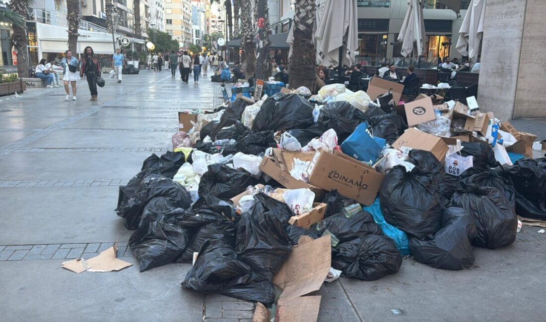 İzmir’de, Büyükşehir Belediyesi işçilerinin grevi nedeniyle toplanmayan çöpler, çevreye kötü