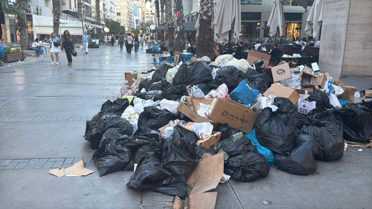 İzmir’de, Büyükşehir Belediyesi işçilerinin grevi nedeniyle toplanmayan çöpler, çevreye kötü